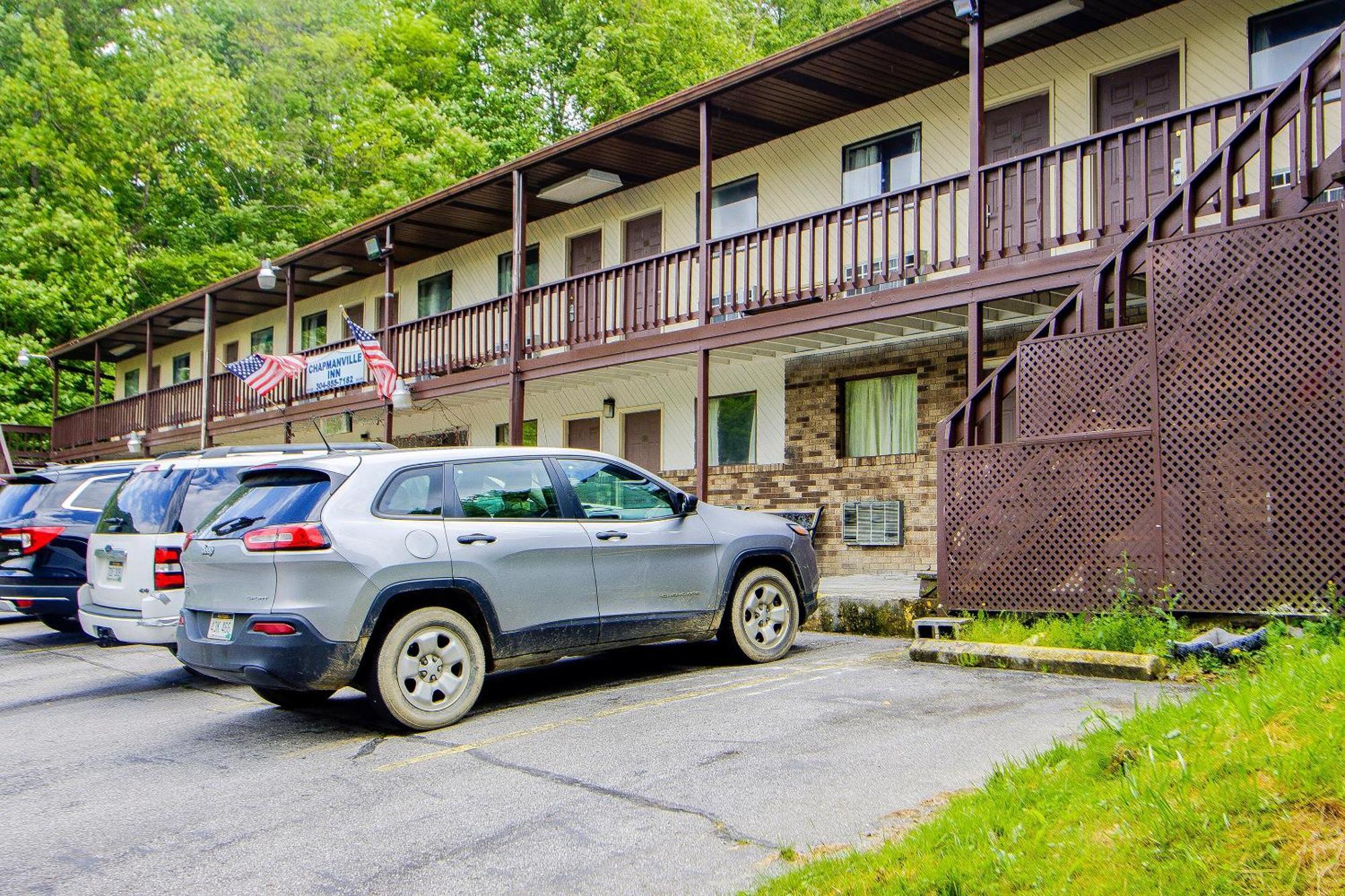 Chapmanville Inn Extérieur photo